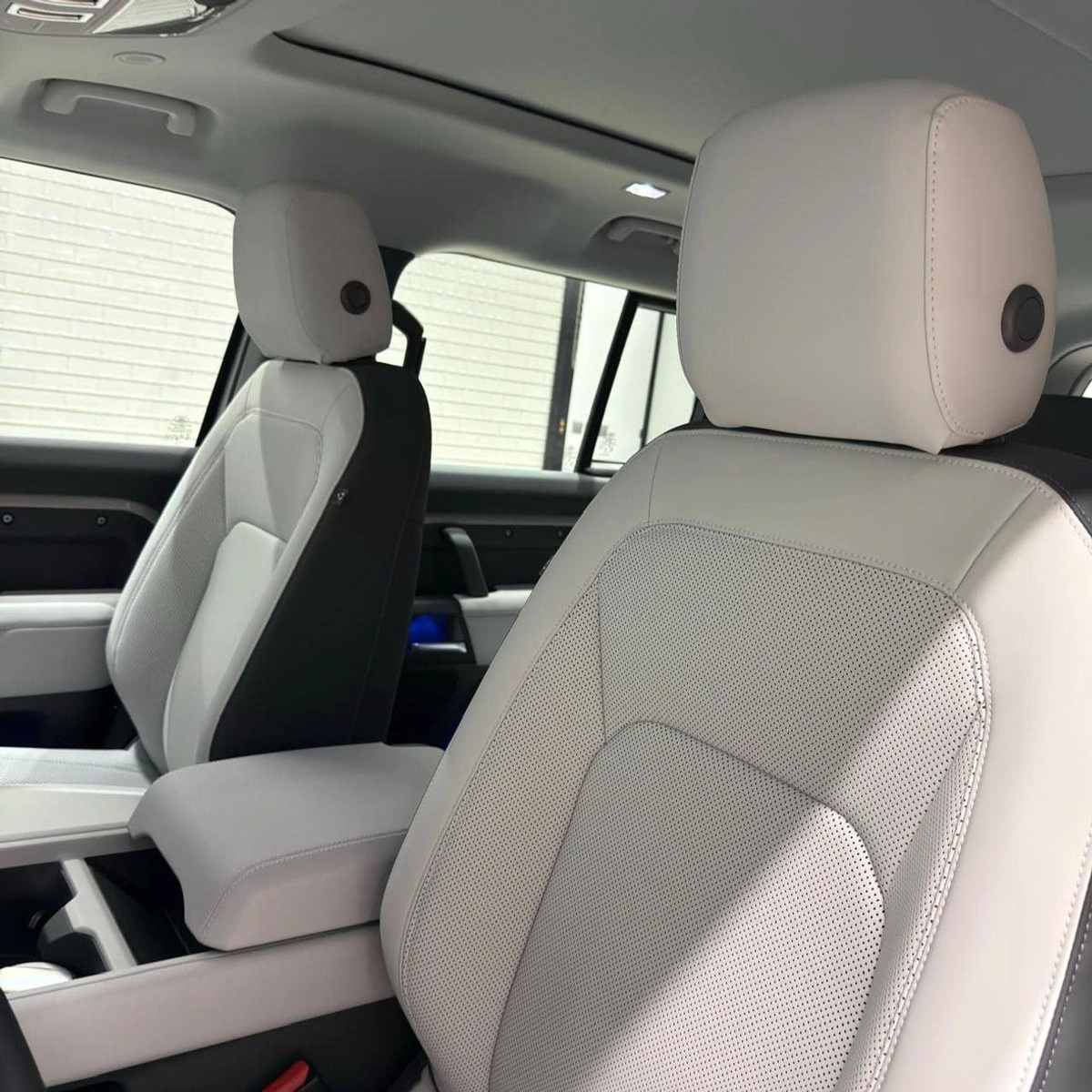 Land Rover Defender 110 S P300 | warranty and service contract-7-0