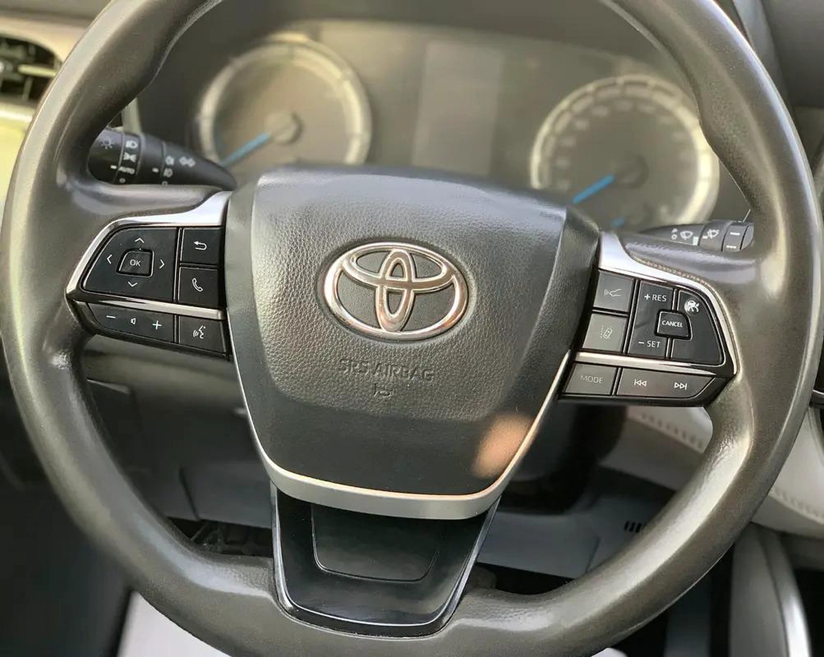 Toyota Highlander LE-2-2