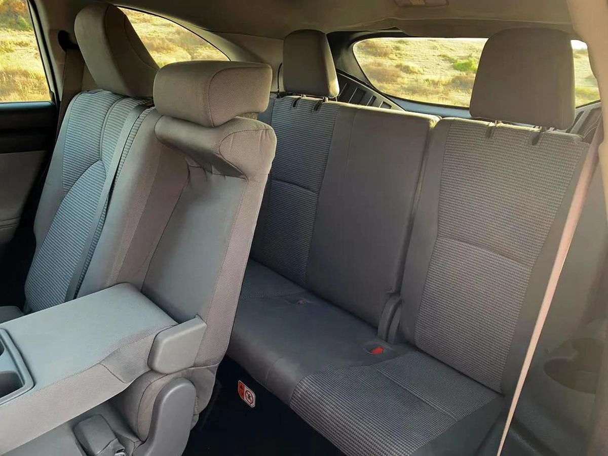 Toyota Highlander LE-3-3