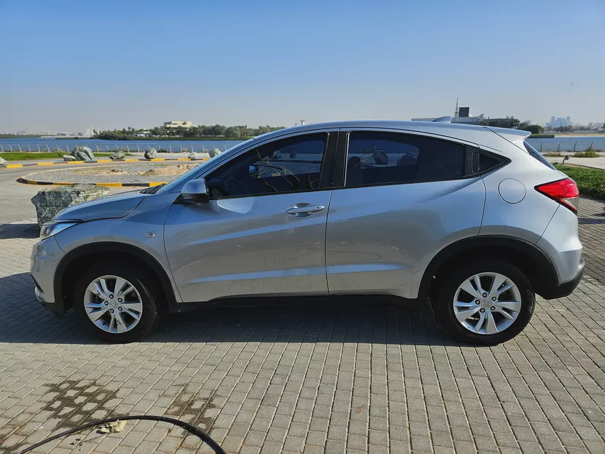 Honda HR-V EX 2019 GCC Specs Mid Option Premium Condition Low KM Perfect Compact SUV-17-17