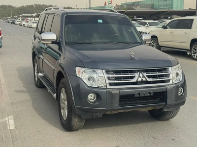 Mitsubshi pajero 2010 fullopshin Gary color GCC calen car-3