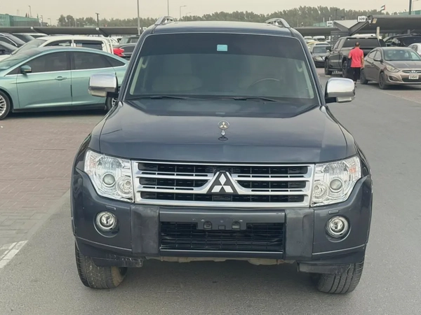Mitsubshi pajero 2010 fullopshin Gary color GCC calen car