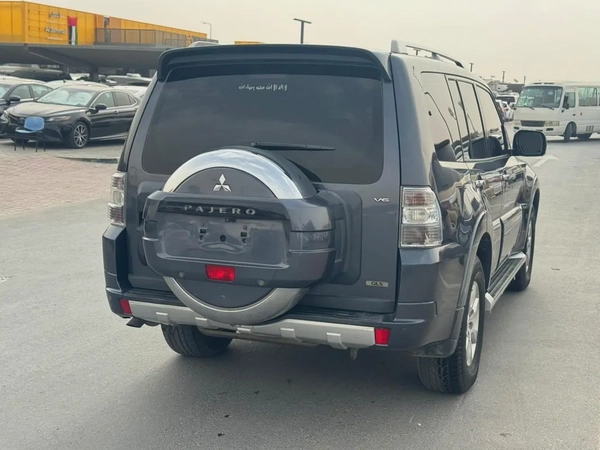 Mitsubshi pajero 2010 fullopshin Gary color GCC calen car