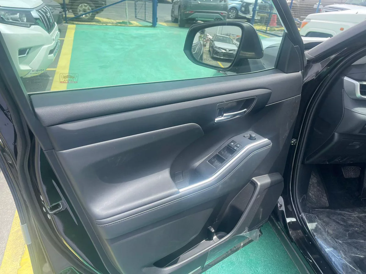 New 2023 Toyota Highlander-4-4