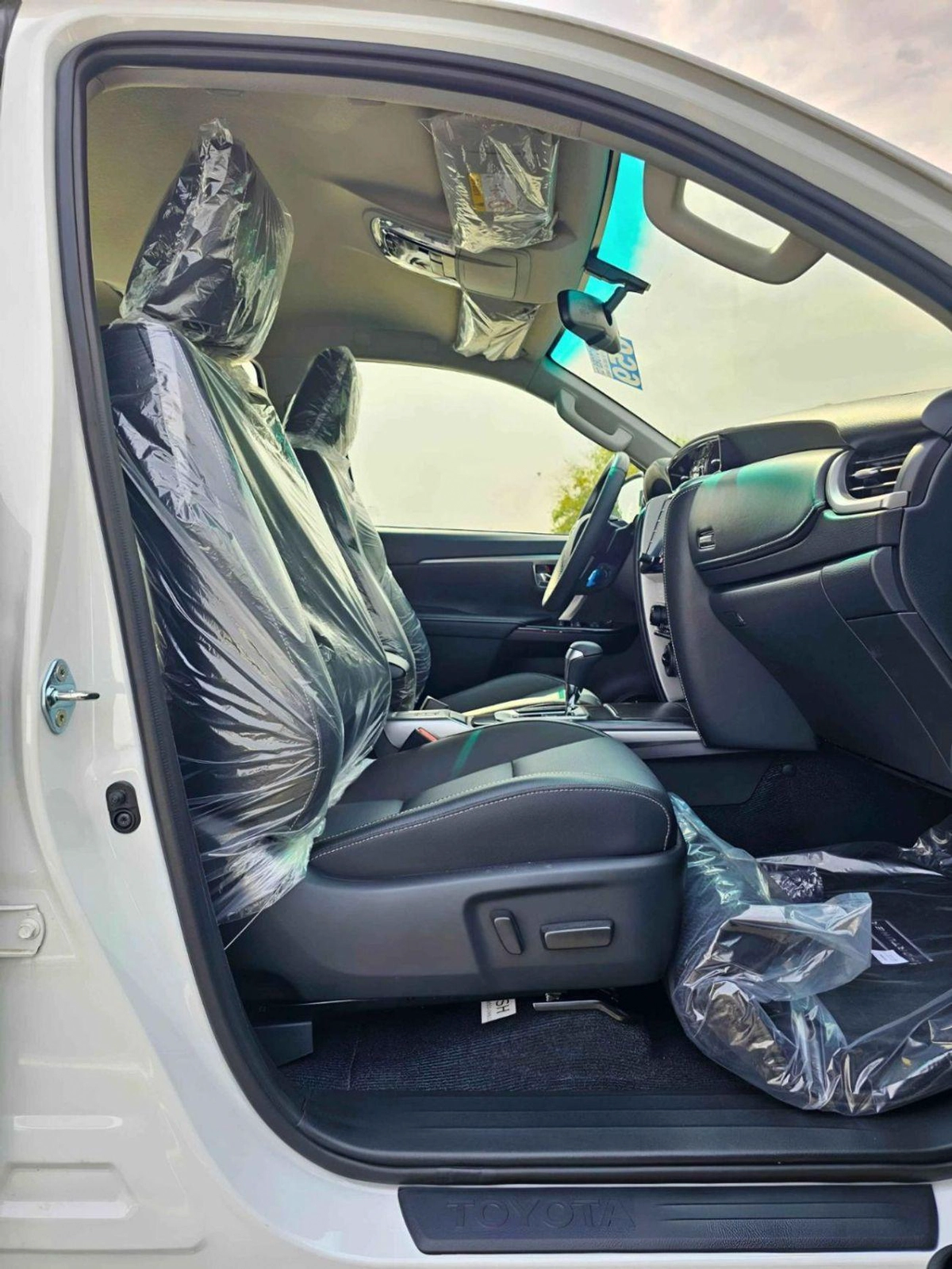 Toyota Fortuner GXR SR5 ADVENTURE / 4.0L V6 PETROL / FRONT PWR SEATS / PUSH START / DIFF LOCK AUTO A/C (CODE # F6HA)-7-0
