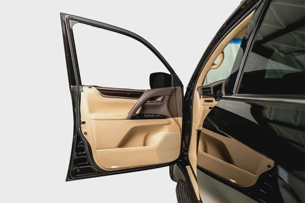 Lexus LX570-GCC-1 Owner-7 Seats-Al Futtaim Full Service History-Pearl Black Exterior Color