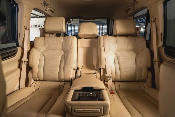 Lexus LX570-GCC-1 Owner-7 Seats-Al Futtaim Full Service History-Pearl Black Exterior Color