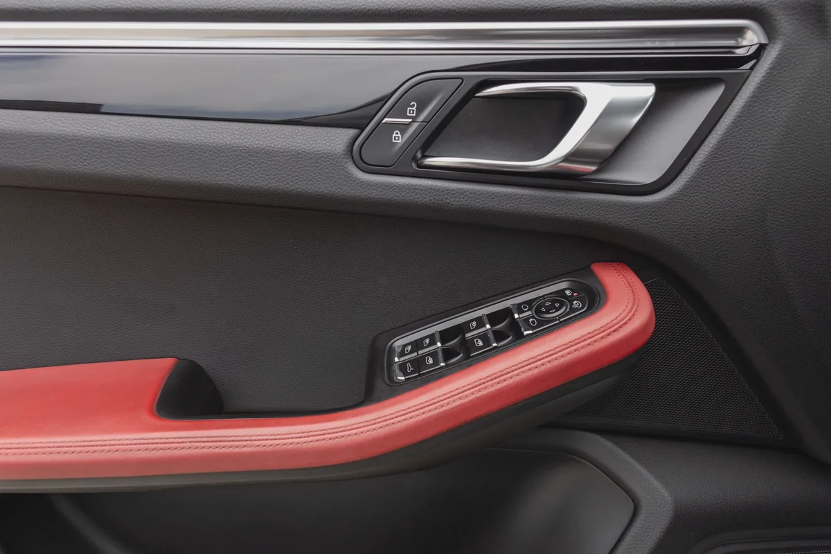 Porsche Macan 2021-10-10