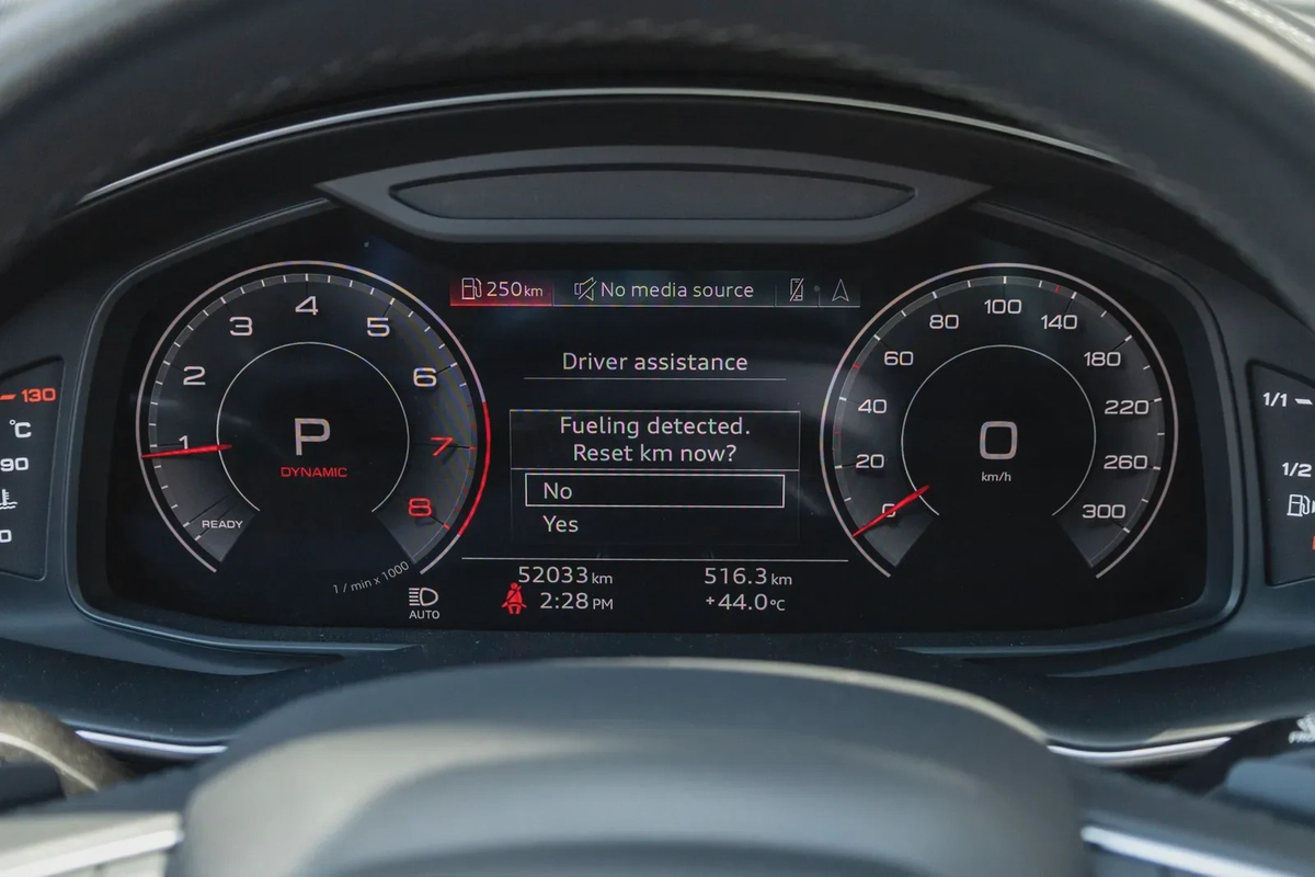 Audi Q8 2023-10-10