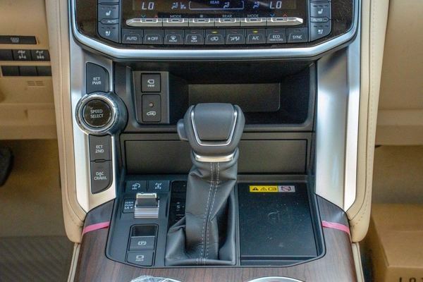 Toyota Land Cruiser VX 2025