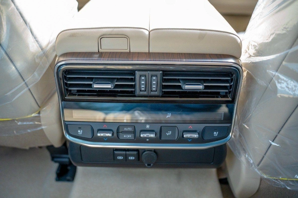 Toyota Land Cruiser VX 2025