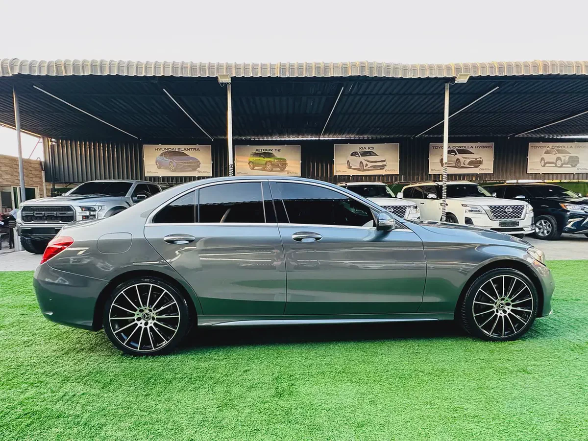 مرسيدس بنز C200 موديل 2018 خليجي | فل أوبشن | محرك 2.0 تيربو | ناقل 9G-TRONIC | جلد أحمر | كاميرا خل-4-4