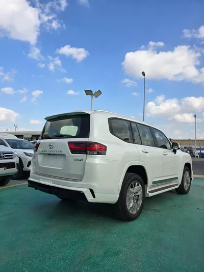 TOYOTA LAND CRUISER LC300 GXR 3.5L – WHITE EXTERIOR-3