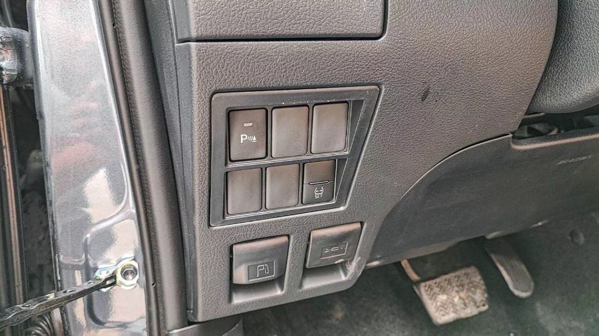 Toyota Fortuner EXR FORTUNER SR5 2.7L V4 PETROL mid options-11-0