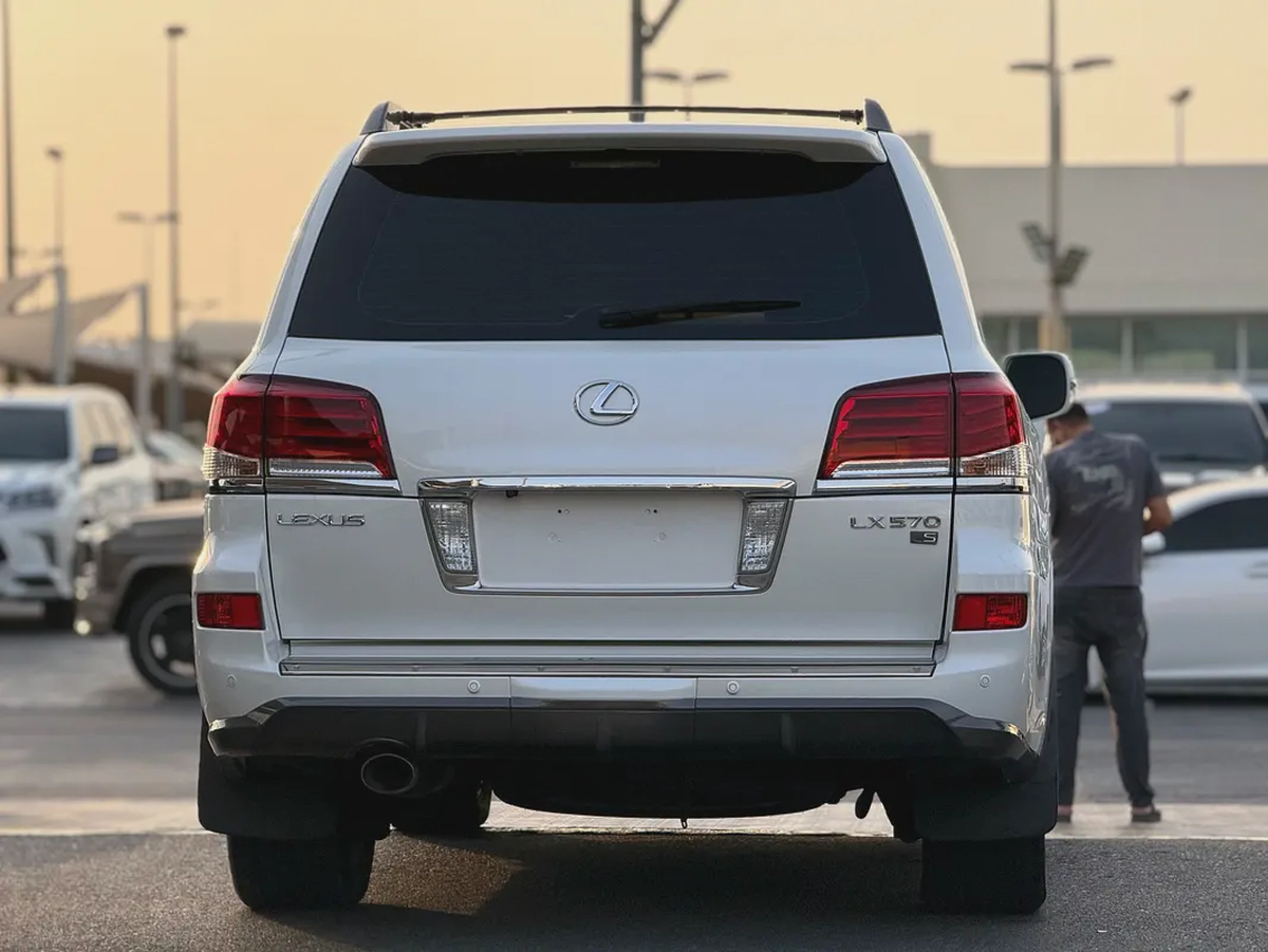 لكزس LX570 ابيضLexus LX 570 Sport 2015 | GCC Specs | Pristine Condition-10-10