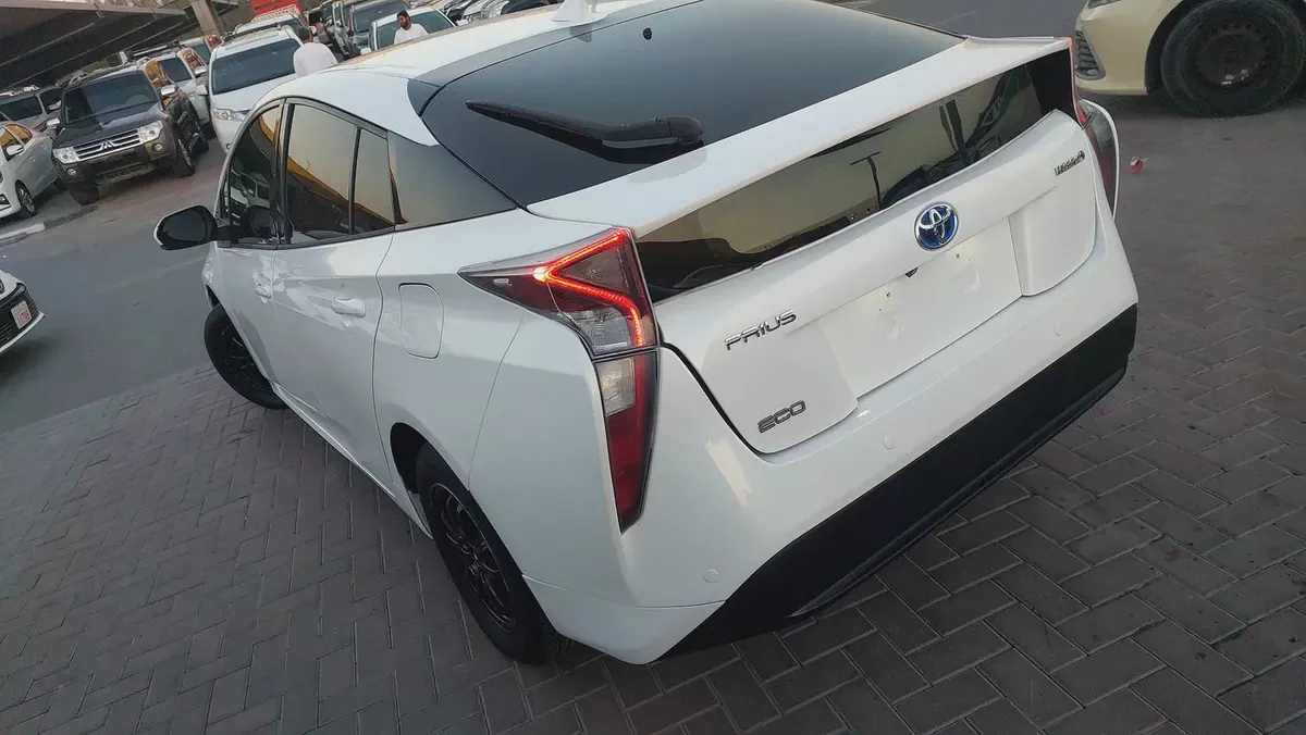 Toyota Prius Iconic 2017 GCC Specs-9-9