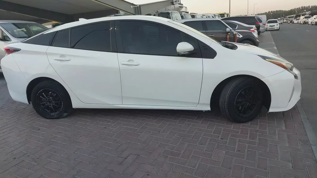 Toyota Prius Iconic 2017 GCC Specs-2-2