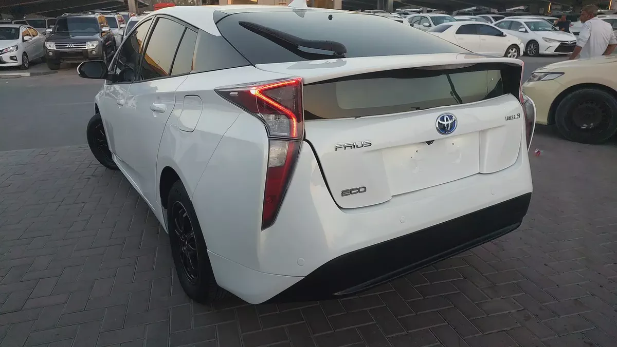Toyota Prius Iconic 2017 GCC Specs-8-8