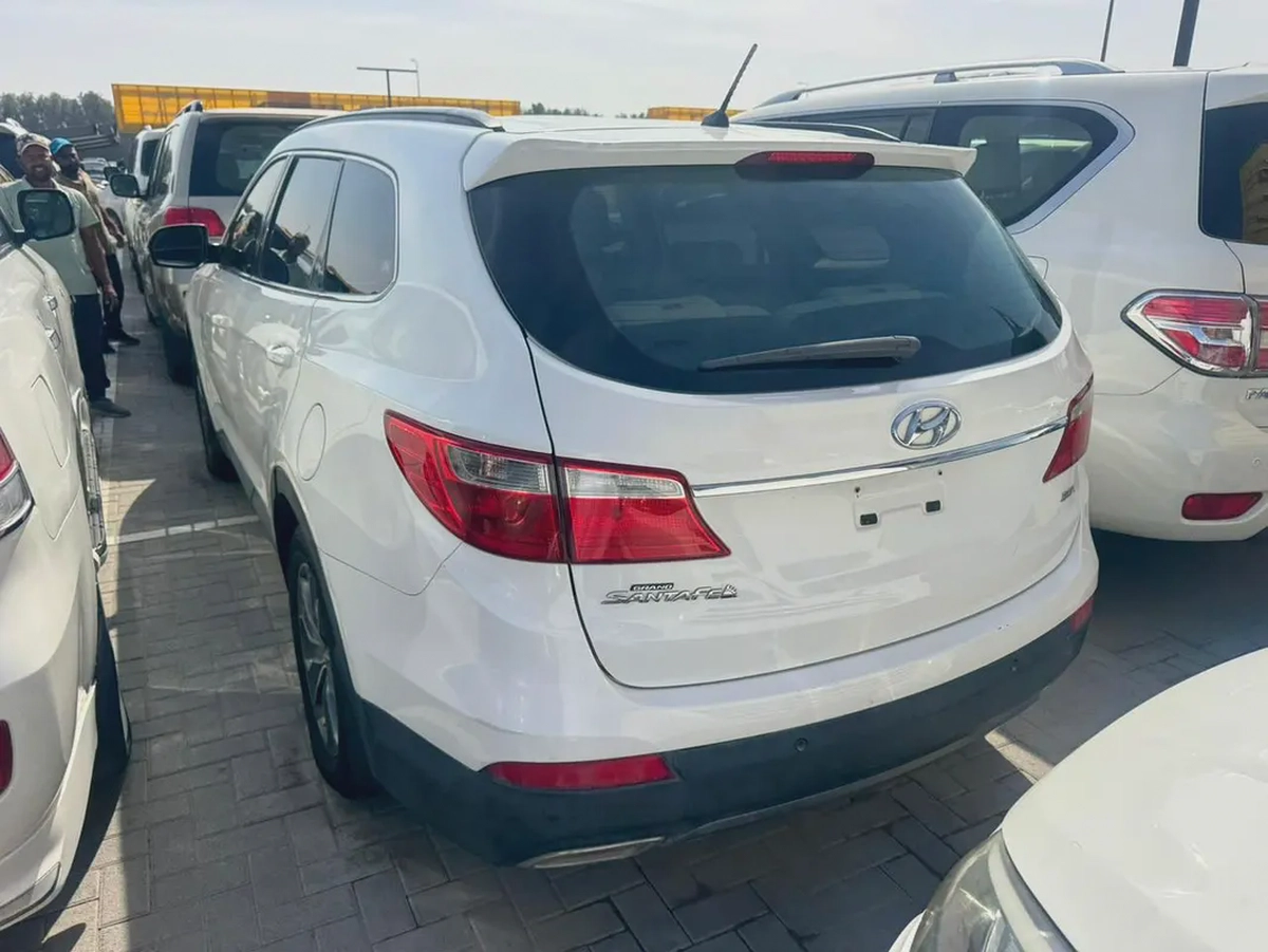 Hyundai Santa’s 2014 white color GcC calen car-2-2
