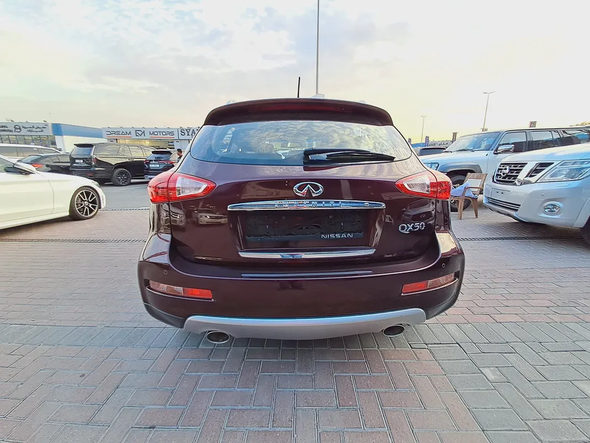 Infinite QX 50 Luxury (GCC) full options accident free single owner very well maintained-4-4