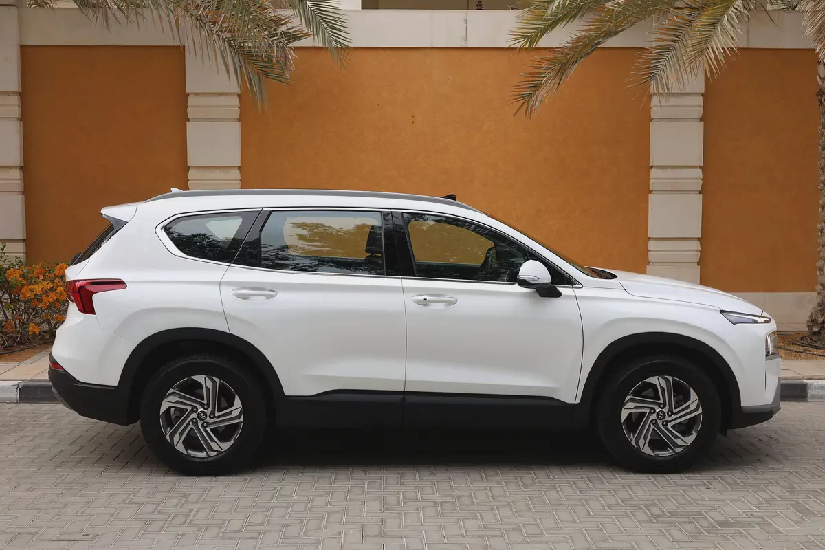 SANTA FE 2.5L ( COMFORT PLUS ) - GCC SPECS - UNDER WARRANTY UNTIL OCT 2028 - ACCIDENT FREE --8-8