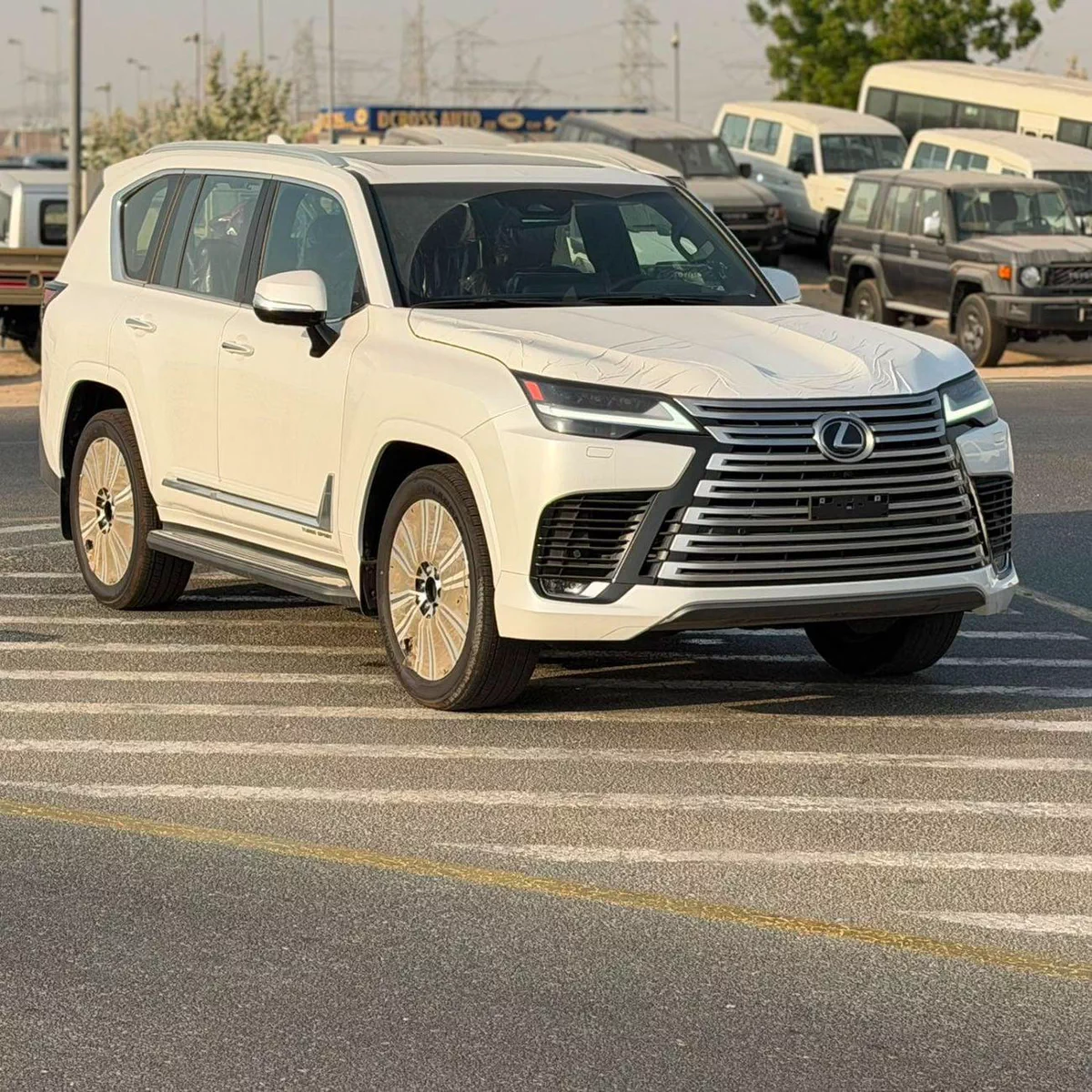 Lexus LX600 SIGNATURE Lexus lx600 3.5L Turbo sport  Model 2026  Oman spec  White - red-1-0
