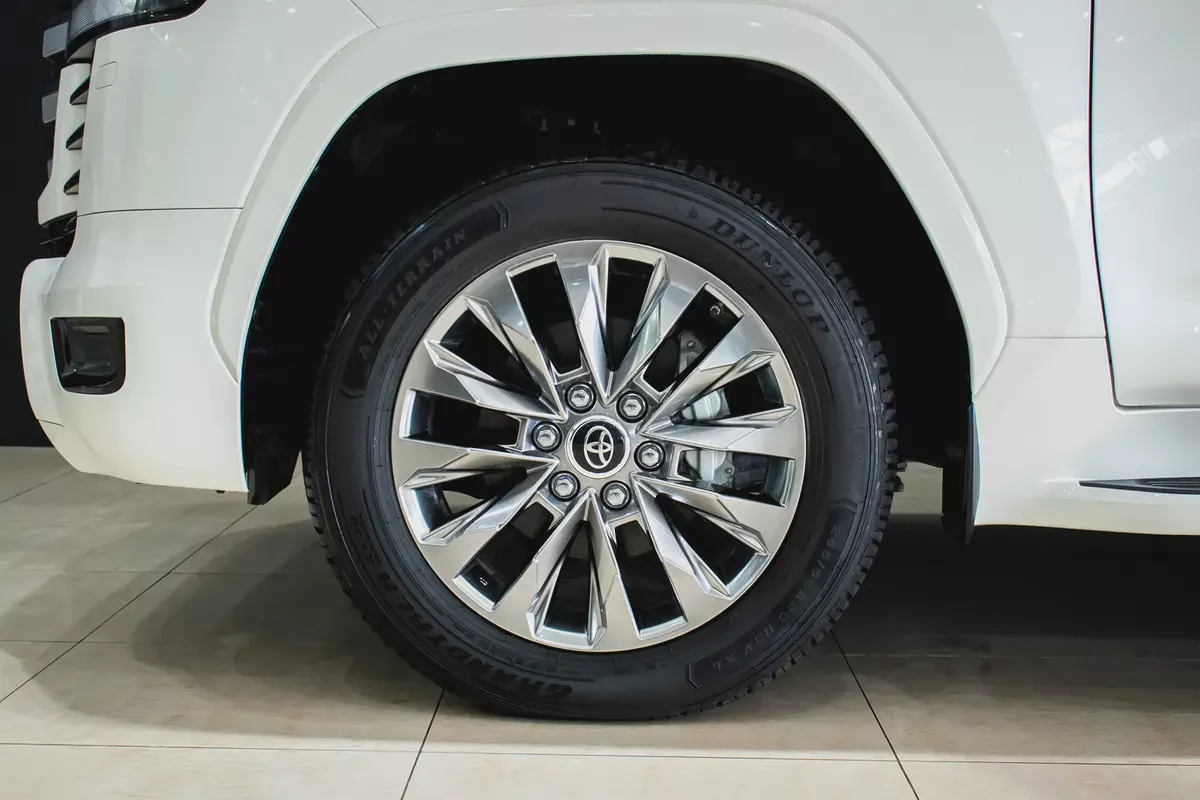 Toyota Land Cruiser GXR 2023 GCC Specs-17-17