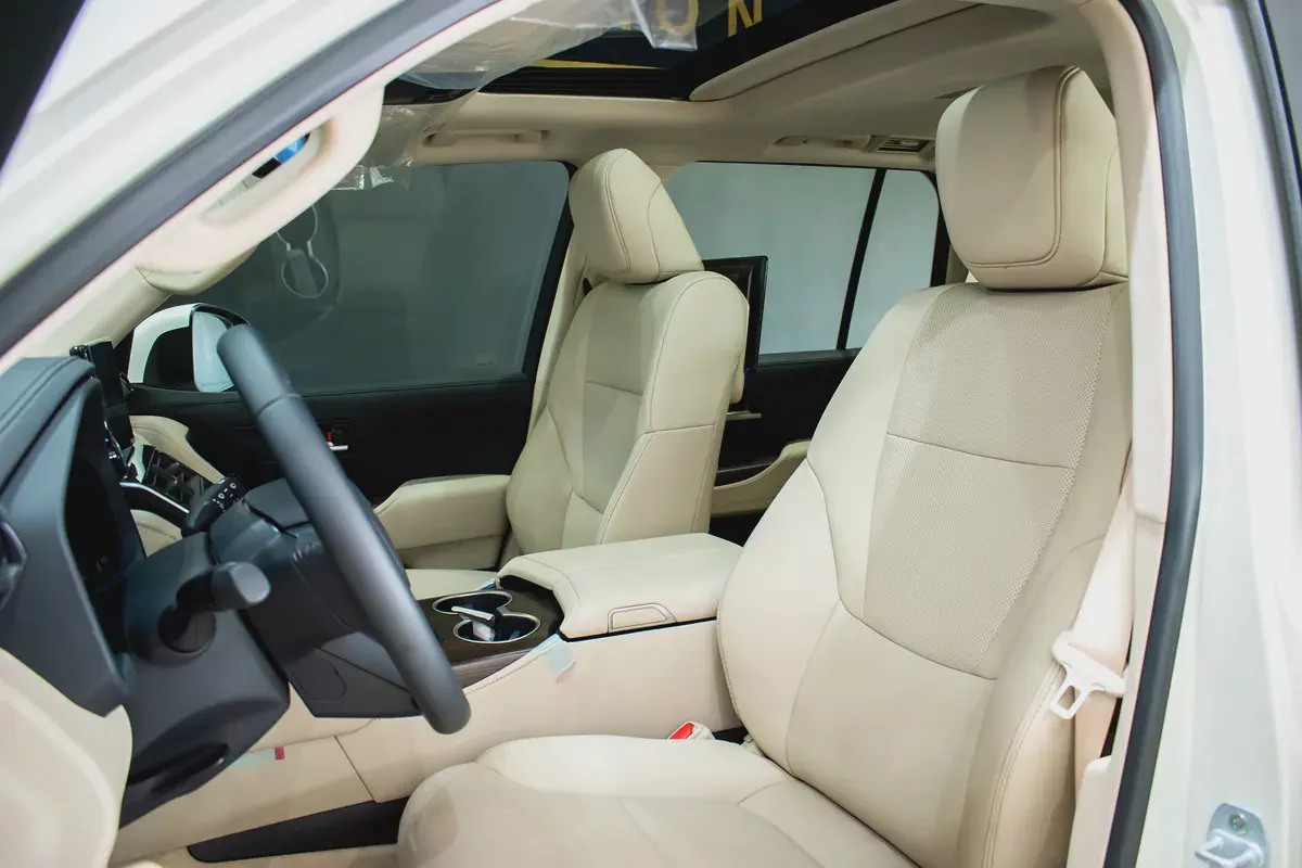 Toyota Land Cruiser GXR 2023 GCC Specs-6-6