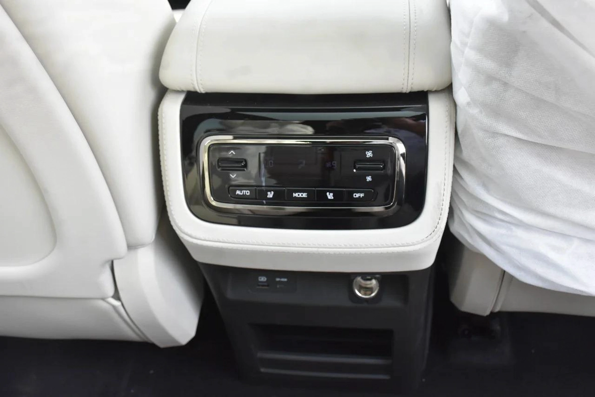 ROX 01 VIP SEATS WHITE INT 2025 | WHITE-18-18