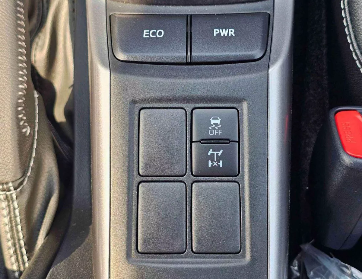 Toyota Fortuner SR5 TOYOTA FORTUNER SR5 || 4.0L V6 PETROL / FRONT PWR SEATS / PUSH START/DIFF LOCK AUTO A/C (CODE#F6HA)-18-0