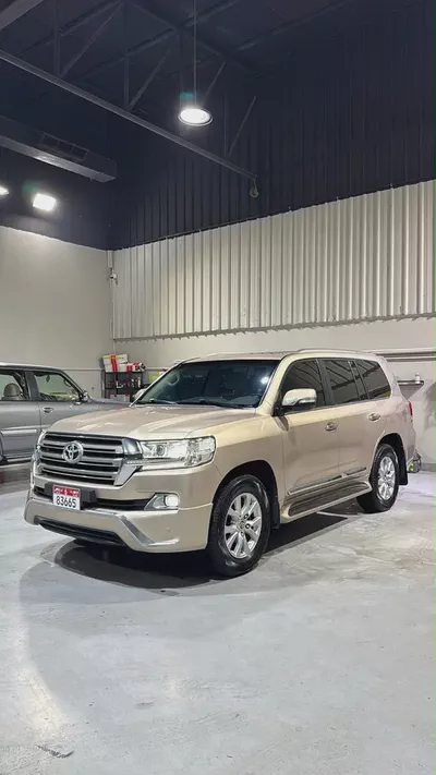 Toyota Land Cruiser VXR 2017 GCC Specs V8 Full Option-0
