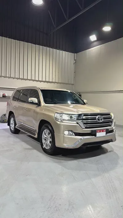 Toyota Land Cruiser VXR 2017 GCC Specs V8 Full Option-1