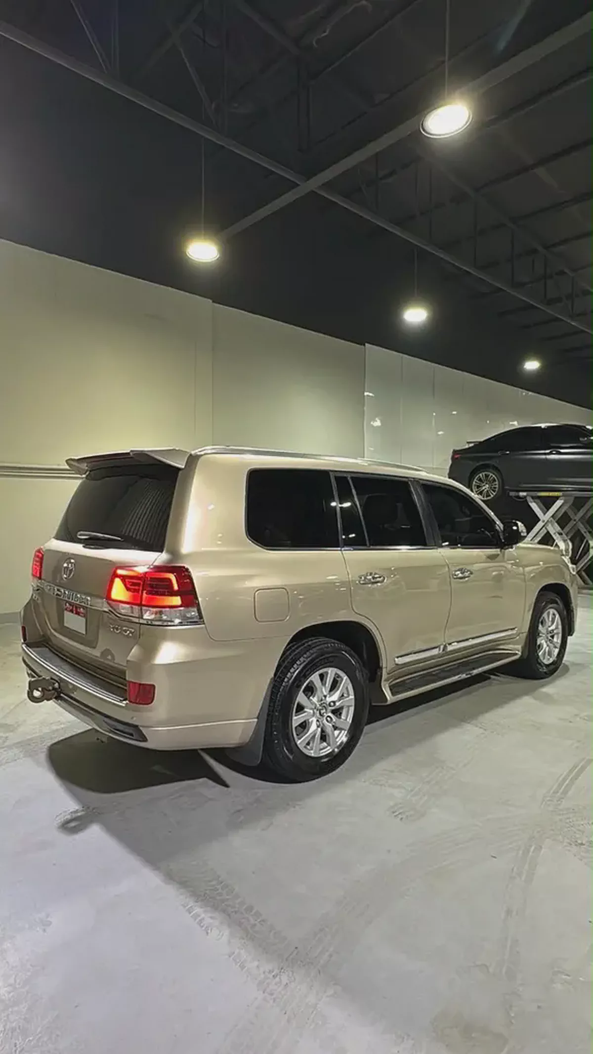 Toyota Land Cruiser VXR 2017 GCC Specs V8 Full Option-2-2