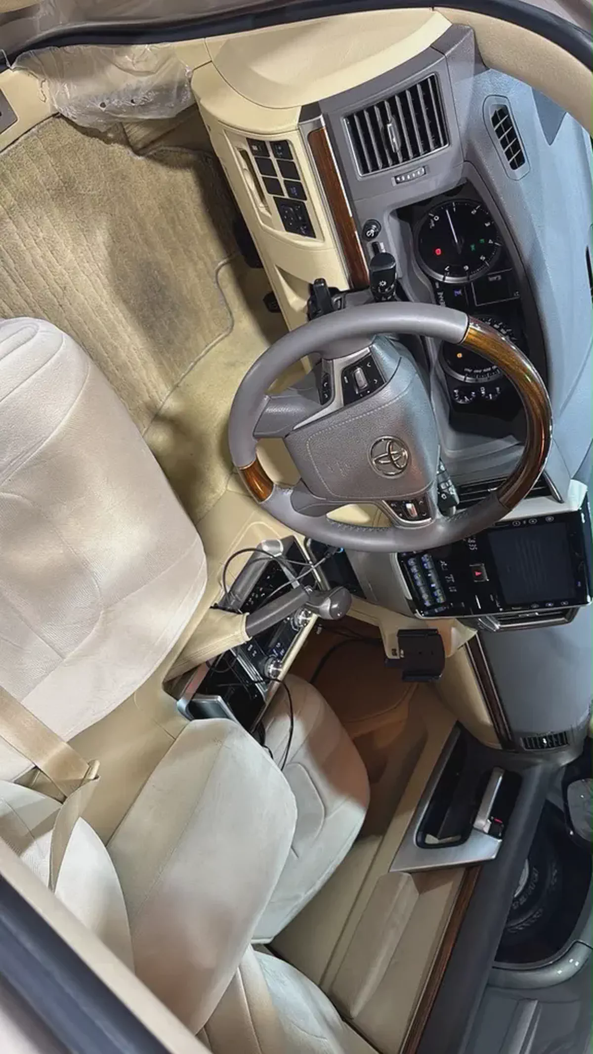 Toyota Land Cruiser VXR 2017 GCC Specs V8 Full Option-5-5