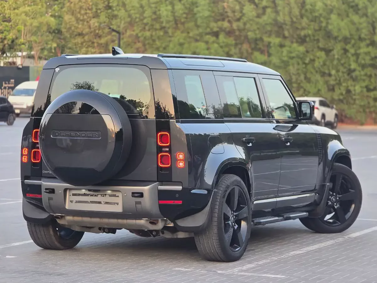 Defender 110 X-Dynamic HSE 2025  - GCC Specs - Under warranty - Service free 2 years - 2 Keys-4-4