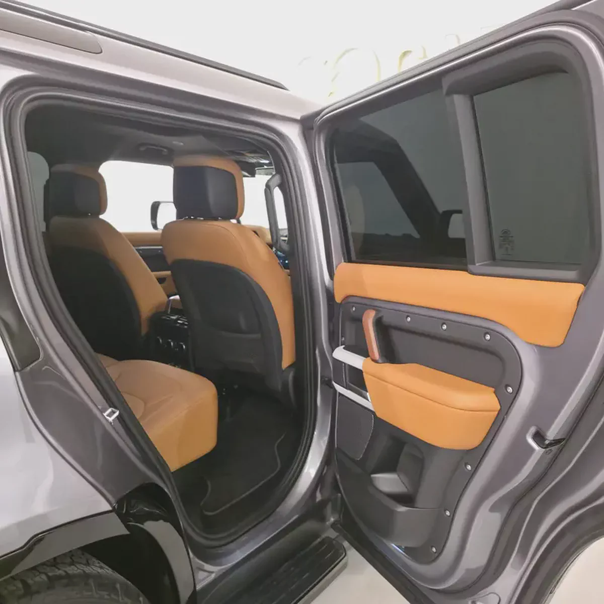 AED 5154 PM | LAND ROVER DEFENDER HSE P400 2024 | AGENCY WARRANTY TILL MARCH 2029 | SERVICE PACKAGE-15-15