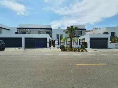 Exclusive 4-Bedroom Luxury Villa Near the Beach-0