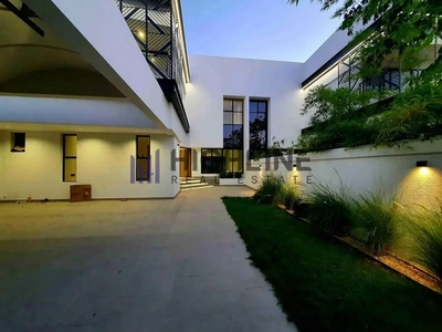 Exclusive 4-Bedroom Luxury Villa Near the Beach-16