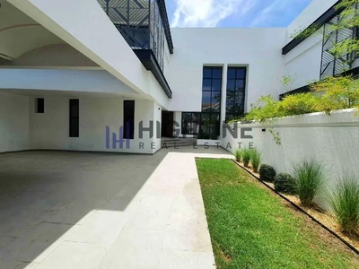 Exclusive 4-Bedroom Luxury Villa Near the Beach-1