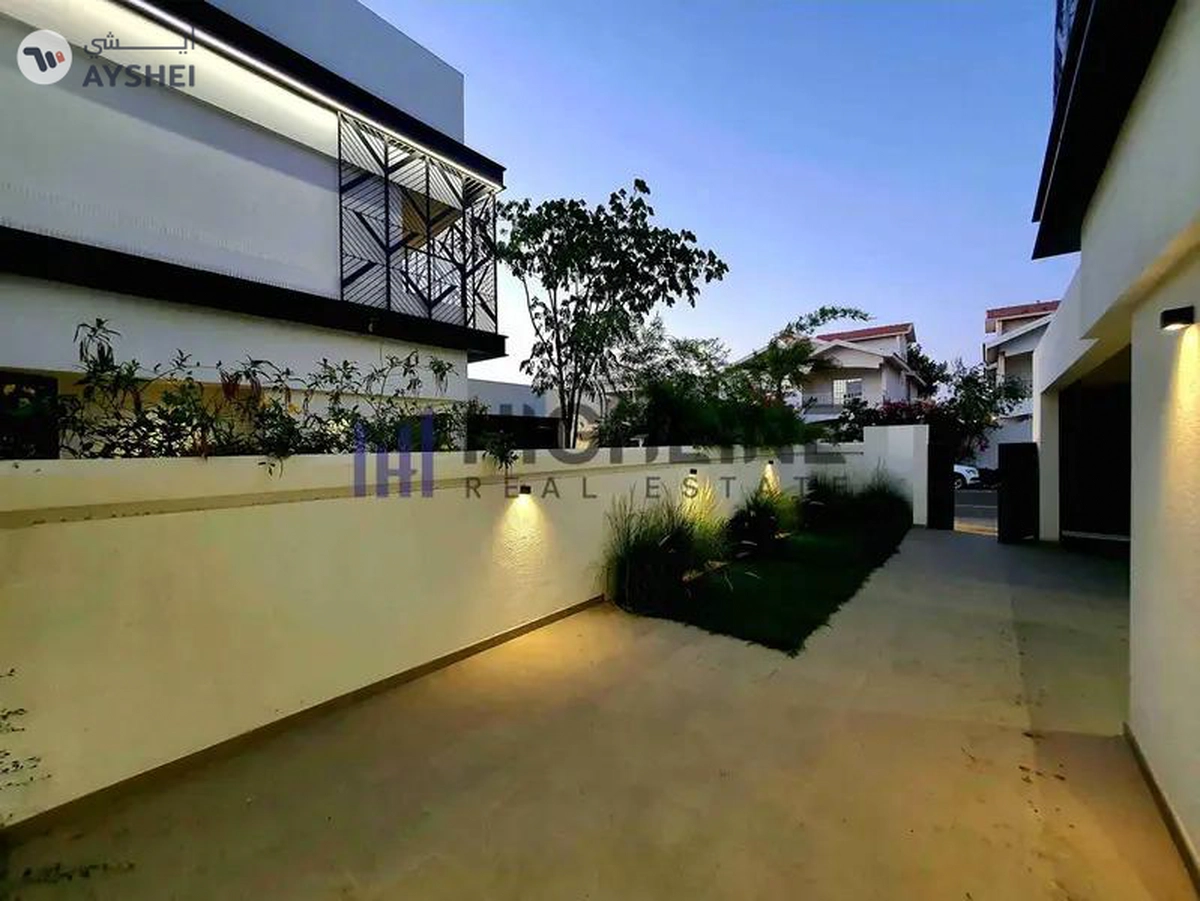 Exclusive 4-Bedroom Luxury Villa Near the Beach-13-13