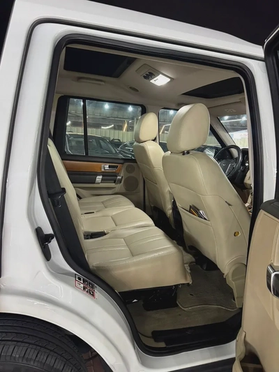 LAND ROVER LR4 HSE-11