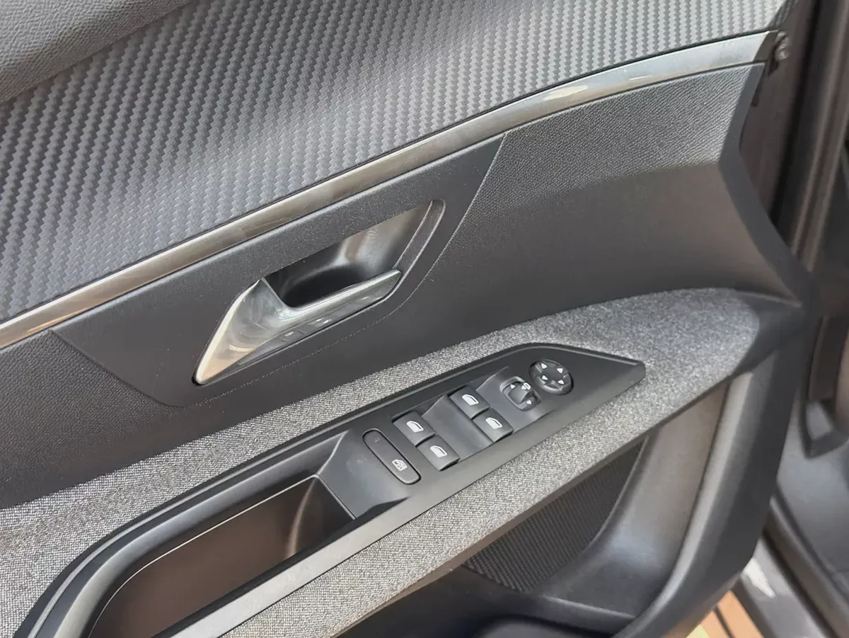 Experience the perfect blend of style and efficiency with the 2024 Peugeot 3008 Active. This brand-n-16-16