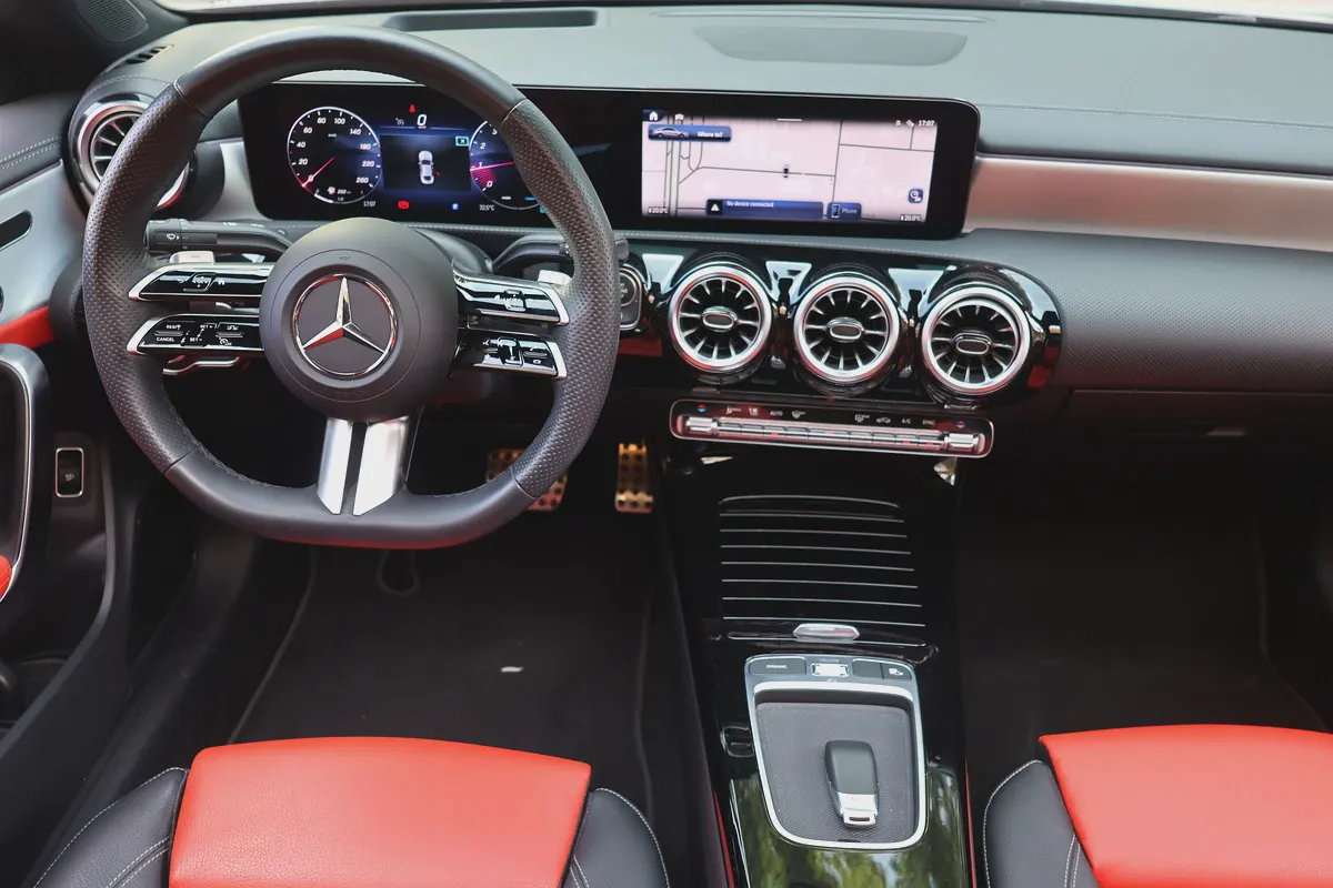 CLA250 4MATIC - GCC SPECS - 5 YEARS WARRANTY / SERVICE 105,000 KM - ACCIDENT FREE --13-13