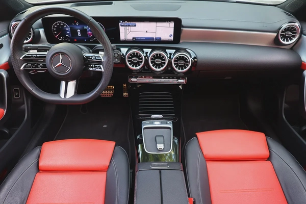 CLA250 4MATIC - GCC SPECS - 5 YEARS WARRANTY / SERVICE 105,000 KM - ACCIDENT FREE -