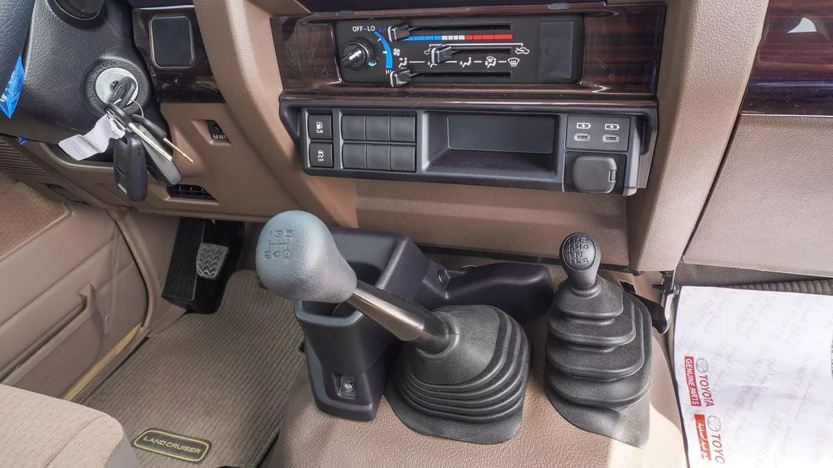 Toyota Land Cruiser Pick Up 4.0L  Oman Specs-9-0