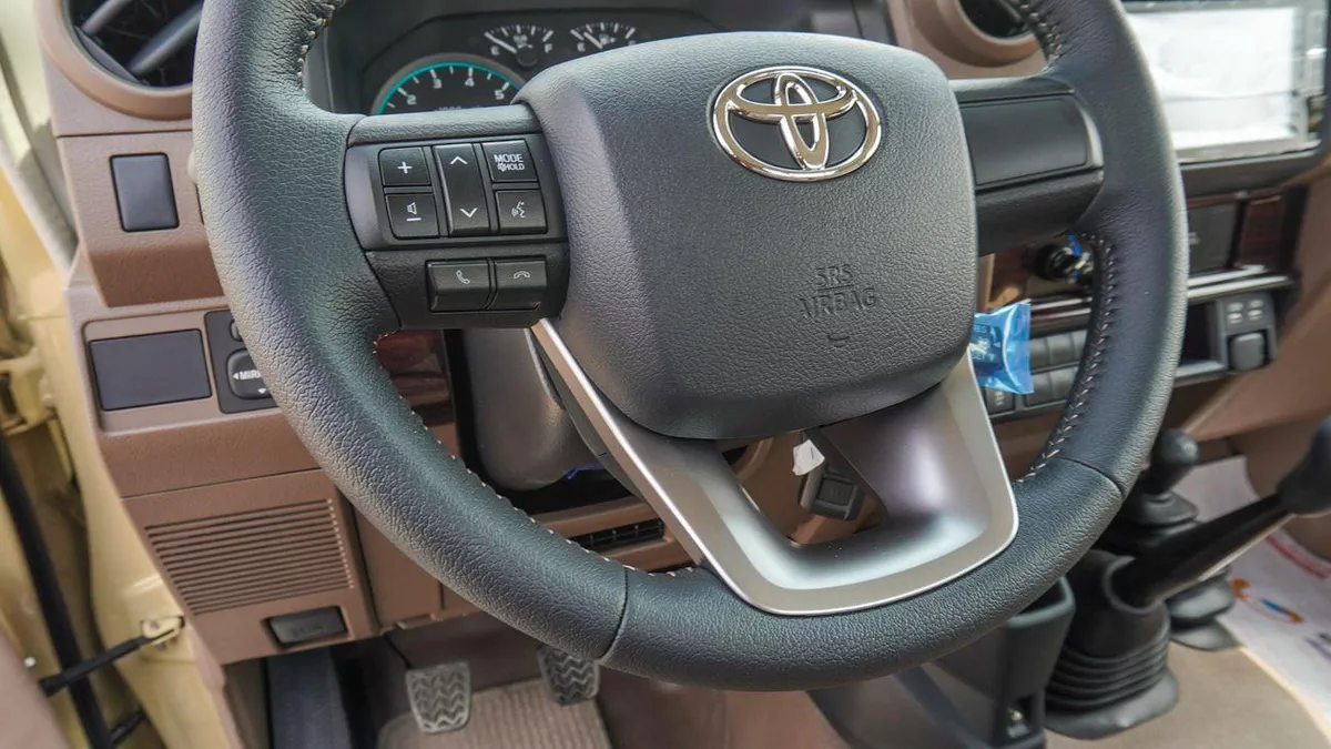 Toyota Land Cruiser Pick Up 4.0L  Oman Specs-4-0