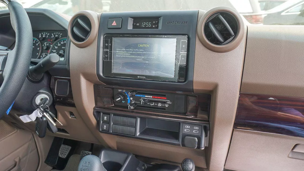 Toyota Land Cruiser Pick Up 4.0L  Oman Specs-8-0
