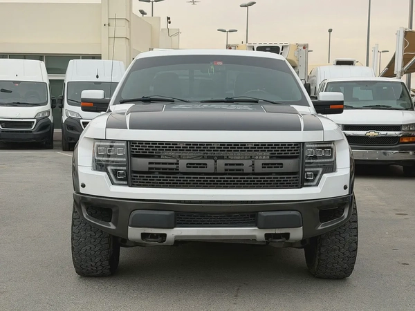 Ford Raptor, 2013 white, 4 doors