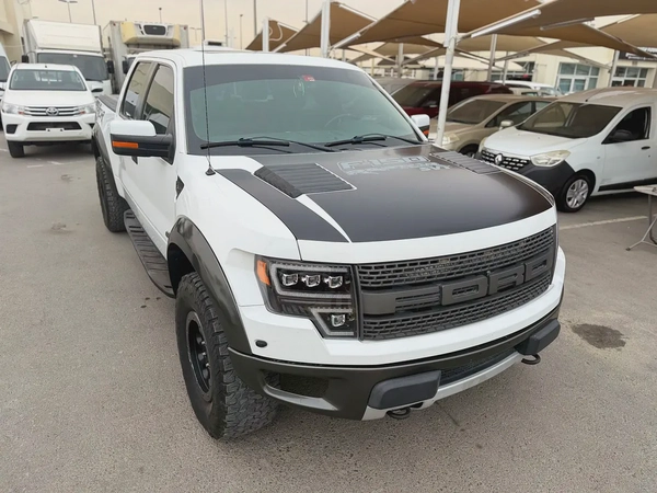 Ford Raptor, 2013 white, 4 doors
