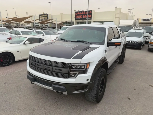 Ford Raptor, 2013 white, 4 doors